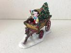 Disney pinocchio - beeldje pinocchio in wagen - kerstdorp, Ophalen, Peter Pan of Pinokkio, Zo goed als nieuw, Beeldje of Figuurtje