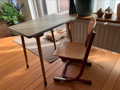 Vintage schooltafel met stoel, Kinderen en Baby's, Kinderkamer | Tafels en Stoelen, Gebruikt, Tafel(s) en Stoel(en), Ophalen