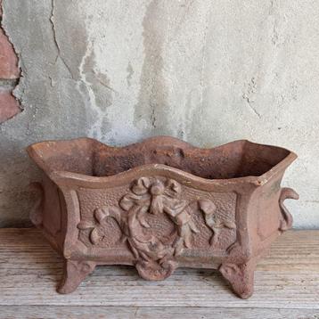 Oude brocante vaas gietijzeren tuinvaas jardinière *Etage3* beschikbaar voor biedingen