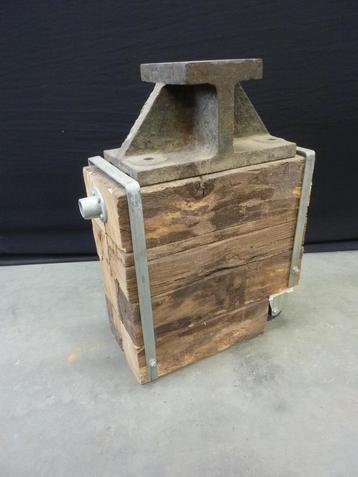 Vintage aambeeld op verrijdbaar onderstel Aambeeld ca. 75kg. beschikbaar voor biedingen