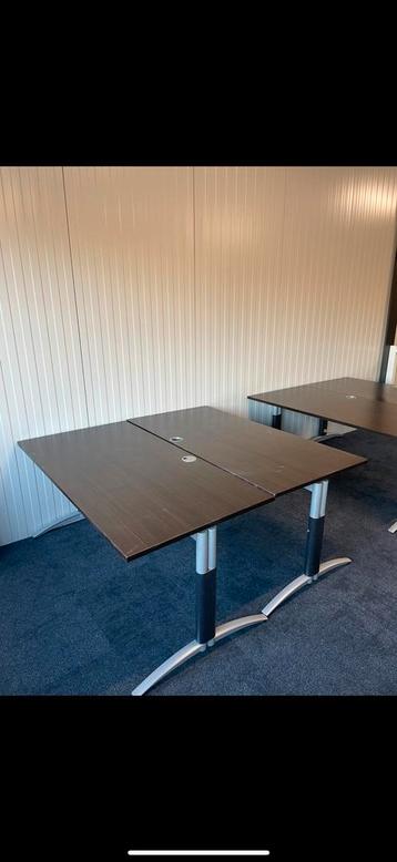 Verstelbaren bureau beschikbaar voor biedingen
