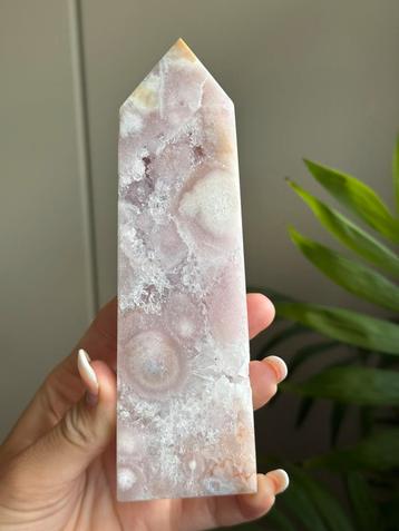 Roze amethist toren beschikbaar voor biedingen