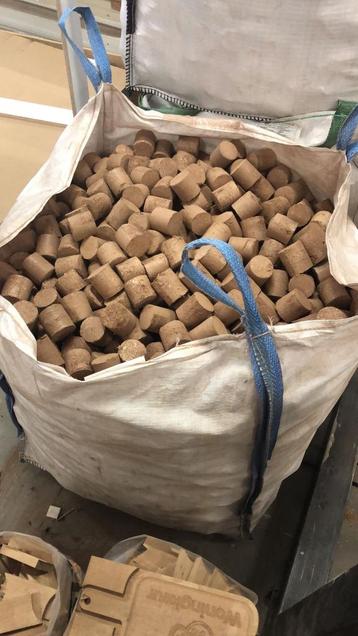  TE KOOP: Geperste Houtbriketten – 10 zakken van 1 kuub!  beschikbaar voor biedingen