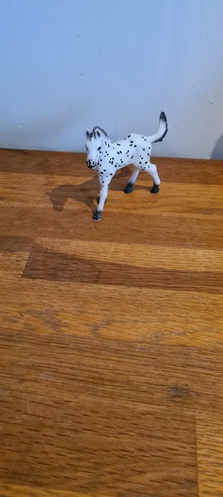 Schleich paard 8 veulen wit met zwarte stippen, Verzamelen, Dierenverzamelingen, Zo goed als nieuw, Beeldje of Figuurtje, Paard