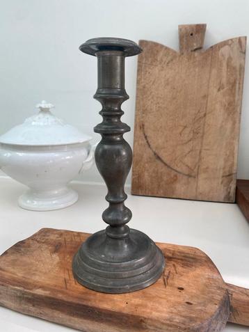 Antieke Kandelaar beschikbaar voor biedingen