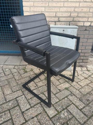 6 eetkamer stoelen beschikbaar voor biedingen