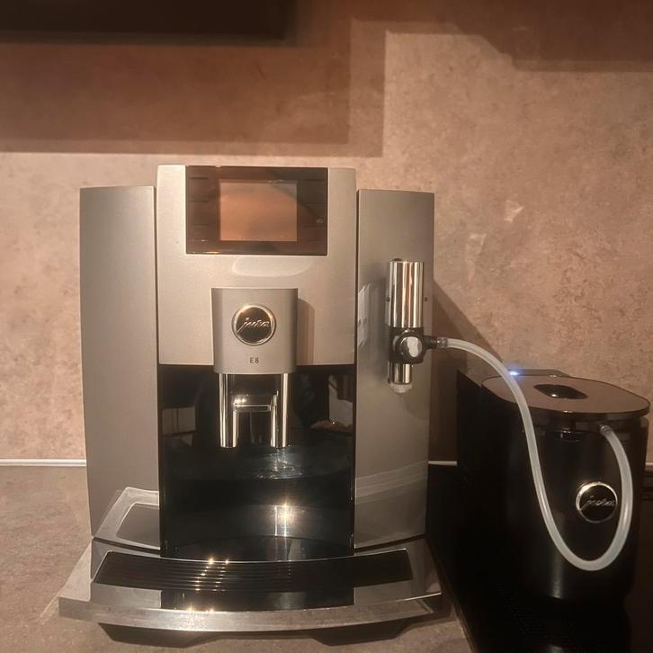 Jura e8 met coolcontrol recent onderhoud met garantie, Witgoed en Apparatuur, Koffiezetapparaten, Zo goed als nieuw, Koffiemachine