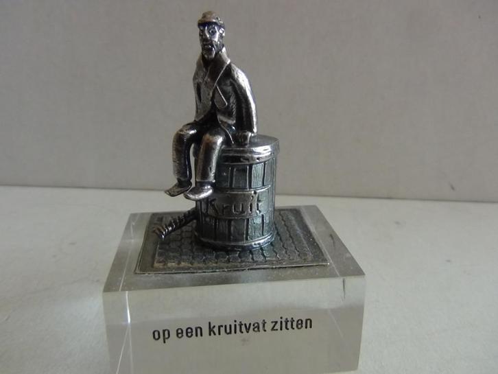 Miniatuur zilver S11d man op kruitvat zilveren miniaturen, Antiek en Kunst, Antiek | Goud en Zilver, Zilver, Ophalen of Verzenden
