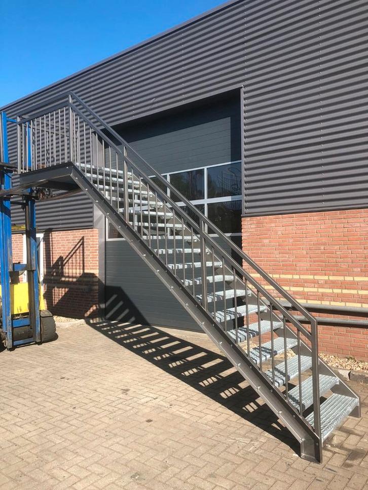 Metalen vlucht buiten trap stalen brand verzinkt magazijn, Doe-het-zelf en Verbouw, Ladders en Trappen, Nieuw, 2 tot 4 meter, Ophalen of Verzenden