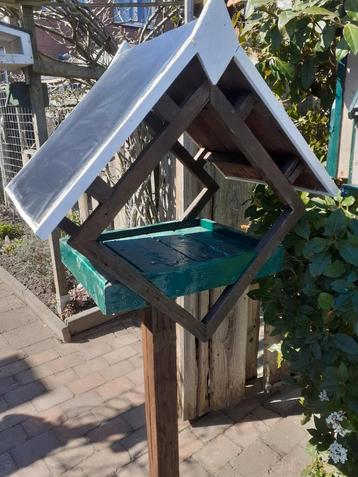 Groot vogel voeder huis beschikbaar voor biedingen