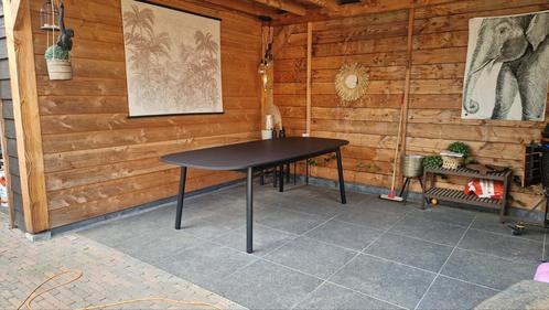 Te koop: een nette IKEA Vedbo eettafel in de kleur zwart mat, Huis en Inrichting, Tafels | Eettafels, Gebruikt, 200 cm of meer