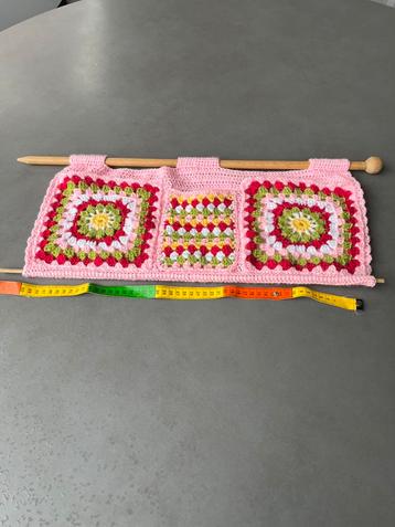 Roze granny square gehaakte wand opberger beschikbaar voor biedingen