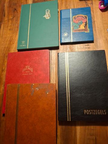 4 Albums met Postzegels - Diverse Collecties beschikbaar voor biedingen
