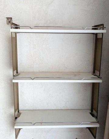 Vintage metalen schappen Tomado jaren 60-70 boekenplanken beschikbaar voor biedingen