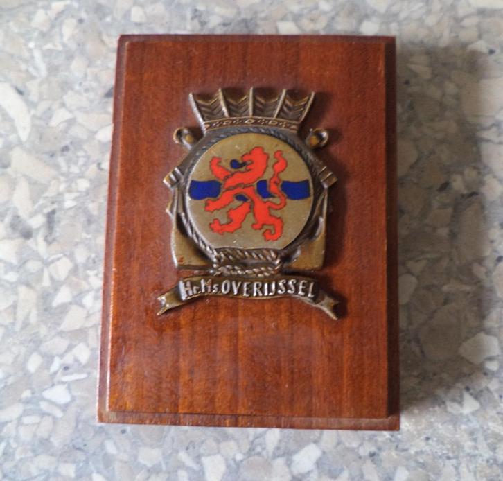 klein wapenschild Koninklijke Marine Hr.Ms Overijssel, Verzamelen, Militaria | Algemeen, Marine, Embleem of Badge, Nederland, Ophalen of Verzenden