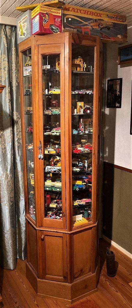 8 hoekige staande grenen Vitrinekast vorm reclamezuil 1990, Huis en Inrichting, Kasten | Vitrinekasten, Zo goed als nieuw, 150 tot 200 cm