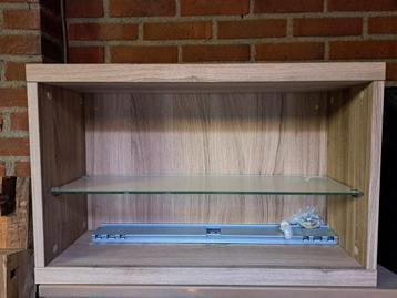 Kastje Ikea incl glasplaat en ophangrail beschikbaar voor biedingen