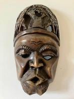 Groot Afrikaans houten masker, Ophalen