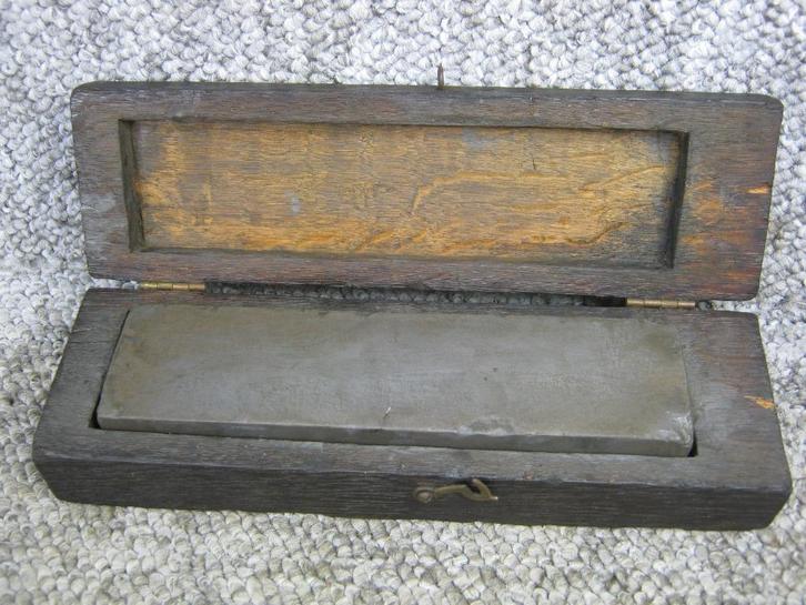 Slijpsteen. in kistje met scharnier-deksel, Antiek en Kunst, Antiek | Gereedschap en Instrumenten, Verzenden