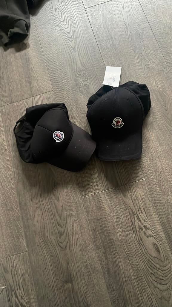 2 petjes van moncler, Kinderen en Baby's, Ophalen of Verzenden, Zo goed als nieuw, Jongen of Meisje