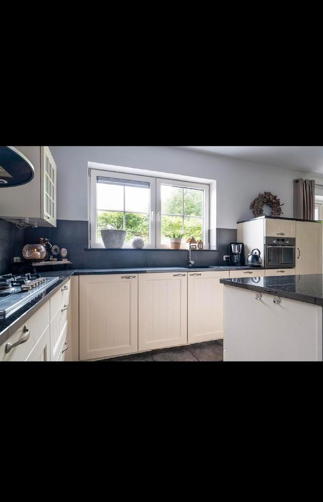 Keuken met stenen blad incl apparatuur, Huis en Inrichting, Keuken | Complete keukens, Gebruikt, Hoekkeuken, Graniet of Steen