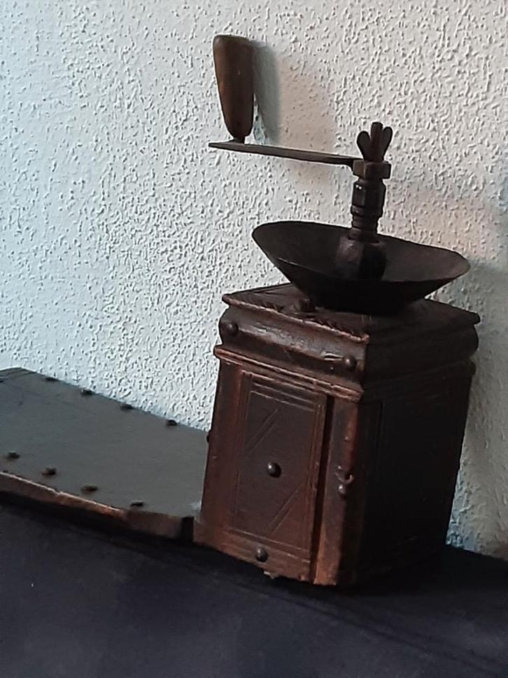 Oude koffiemolen op lang plateau,,,apart (tafel)model, Antiek en Kunst, Curiosa en Brocante, Ophalen of Verzenden