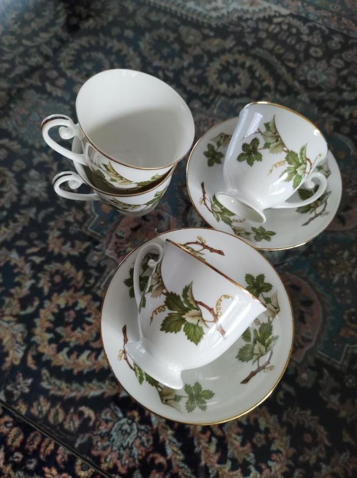 4 vintage witte/crèmekleurige kop/schotels Tirschenreuth, Huis en Inrichting, Keuken | Servies, Zo goed als nieuw, Kop(pen) en/of Schotel(s)