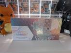 Pokémon Prismatic Evolutions Super Premium Collection, Ophalen of Verzenden, Nieuw, Speeldeck, Foil