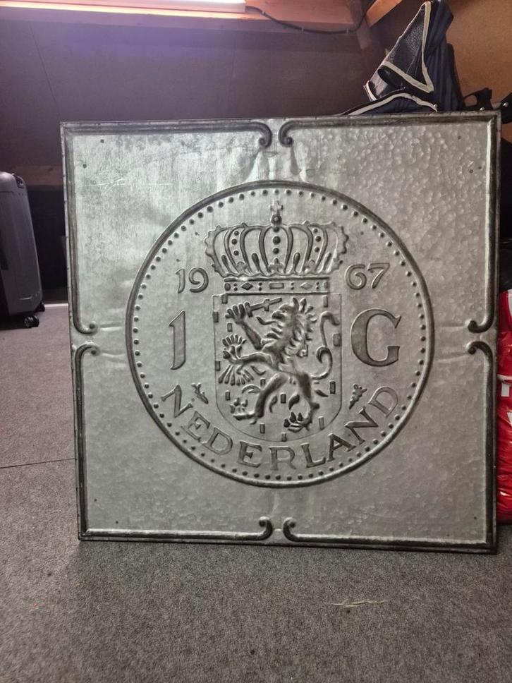 Metalen Reliëf Gulden 1967, Huis en Inrichting, Woonaccessoires | Wanddecoraties, Gebruikt, Ophalen