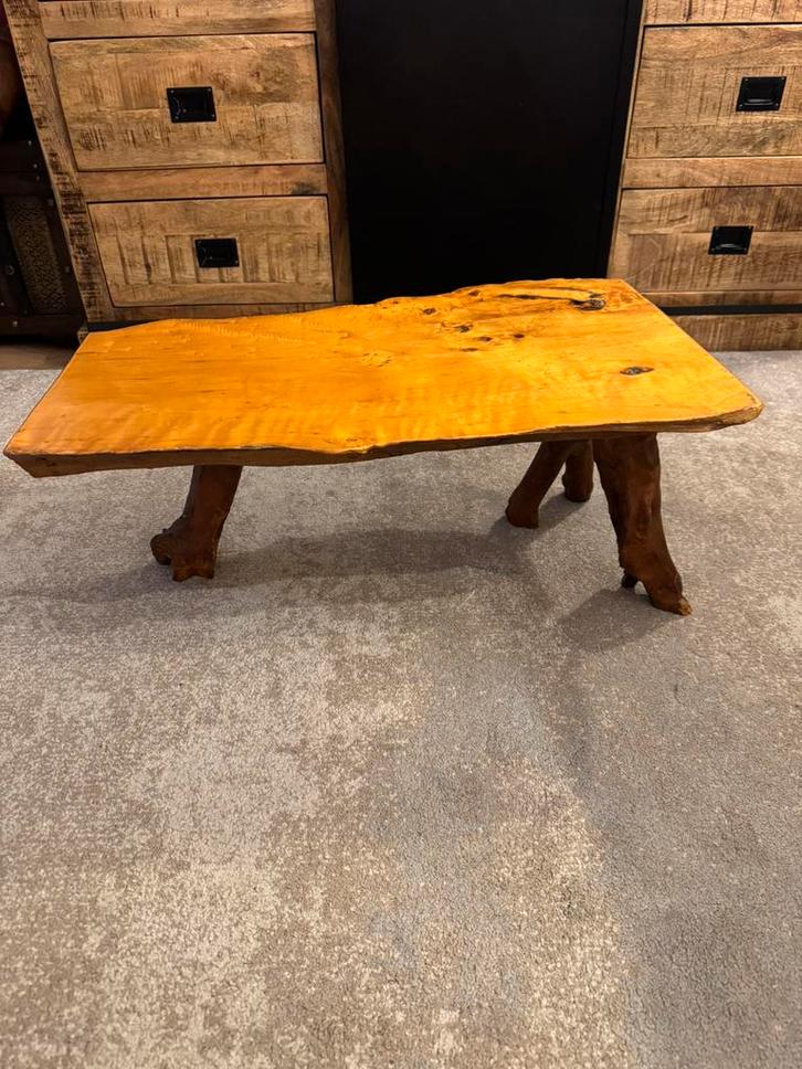 Handgemaakte salontafel van massief hout – rustieke stijl, Huis en Inrichting, Tafels | Salontafels, Gebruikt, Minder dan 50 cm