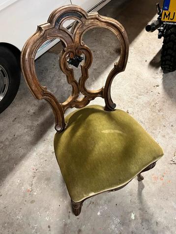 Antieke Stoel met Groene Bekleding beschikbaar voor biedingen