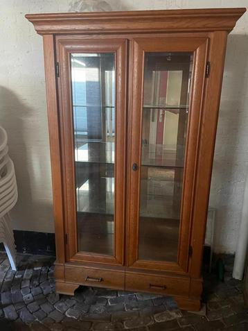 Mooie vitrinekast te koop – massief hout met glasdeuren beschikbaar voor biedingen