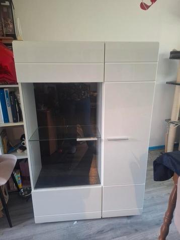 Mooi vitrine kast beschikbaar voor biedingen