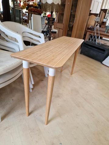 Sidetable of bureau/schrijftafel beschikbaar voor biedingen