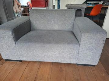 Gratis loveseat beschikbaar voor biedingen