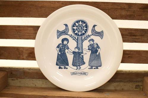Royal sphinx porseleinen klederdracht bord Spakenburg 43993, Huis en Inrichting, Keuken | Servies, Gebruikt, Bord(en), Overige stijlen