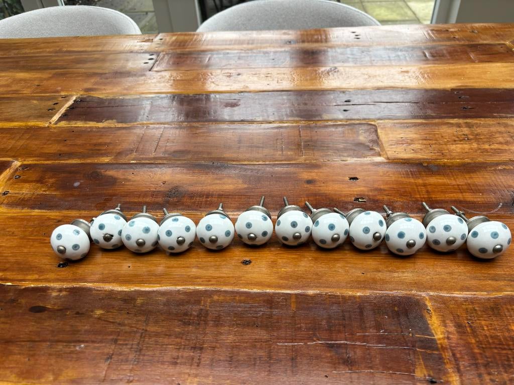 Set van 12 Witte Kastknoppen met Blauwe Stippen, Ophalen, Gebruikt