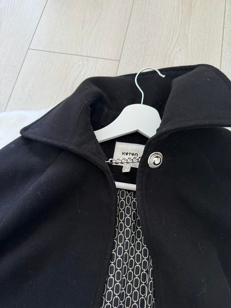 Zwarte Koton cape met kettingdetail, Ophalen of Verzenden, Zo goed als nieuw, Maat 36 (S), Zwart