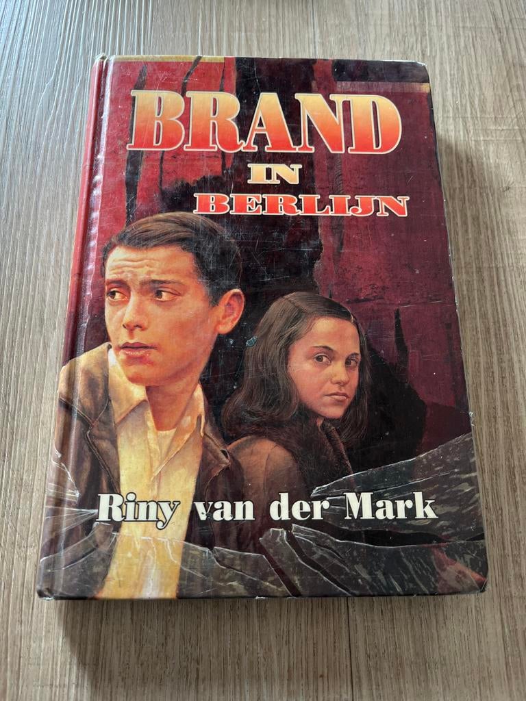 Brand in Berlijn - Riny van der Mark (Jeugdboek), Ophalen of Verzenden, Gelezen, Nederland