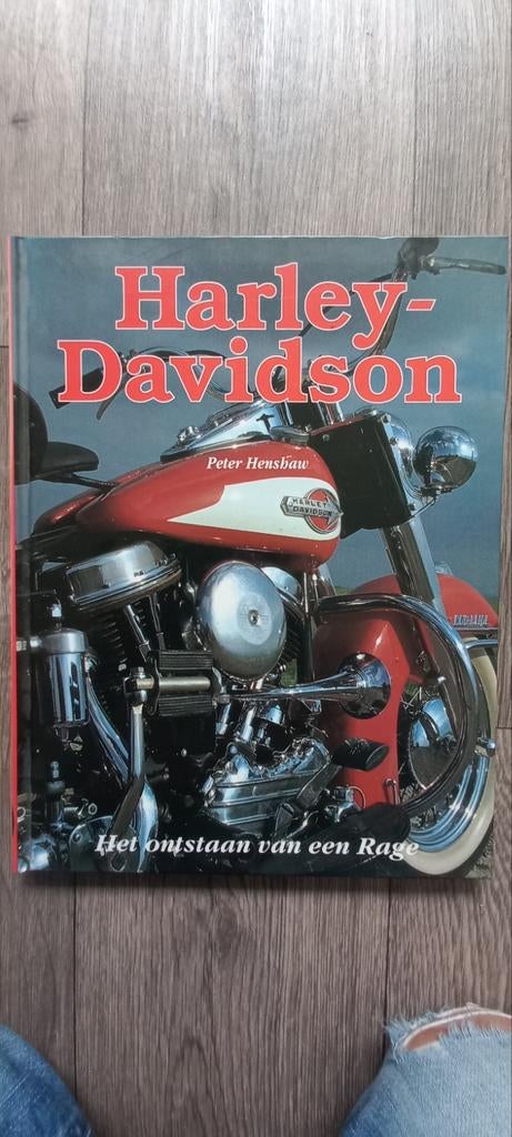 Harley-Davidson Boek: Het ontstaan van een Rage - 78 blz., Motoren, Ophalen of Verzenden