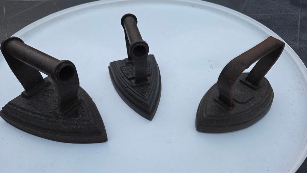 3 Antieke gietijzeren strijkijzers - Decoratief, Ophalen of Verzenden