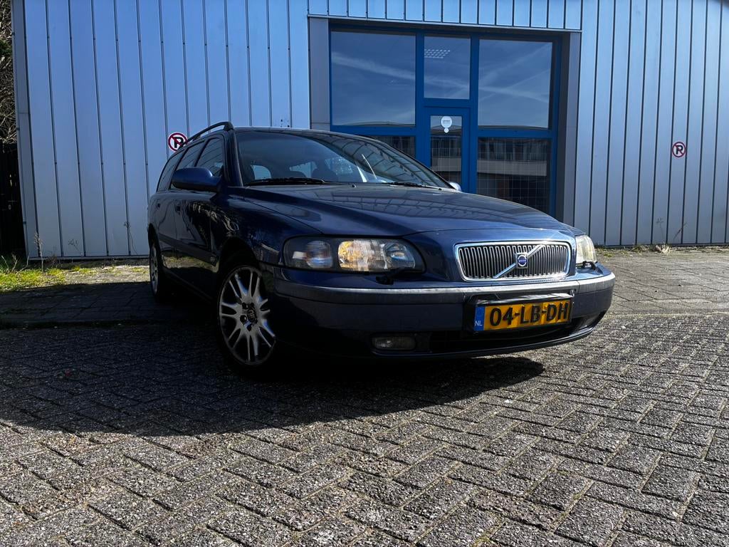 Volvo V70 2.4 140PK AUT 2002 Blauw. MOET ZSM WEG, Auto's, 1556 kg, 1800 kg, Zwart, Blauw
