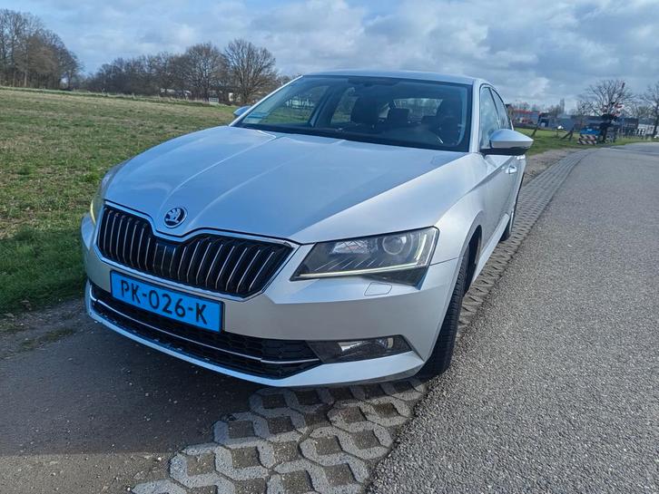 Skoda Superb 1.6TDI 88KW 2017 Grijs Motor etc vervangen, Auto's, Skoda, Particulier, Superb, Airbags, Airconditioning, Bluetooth