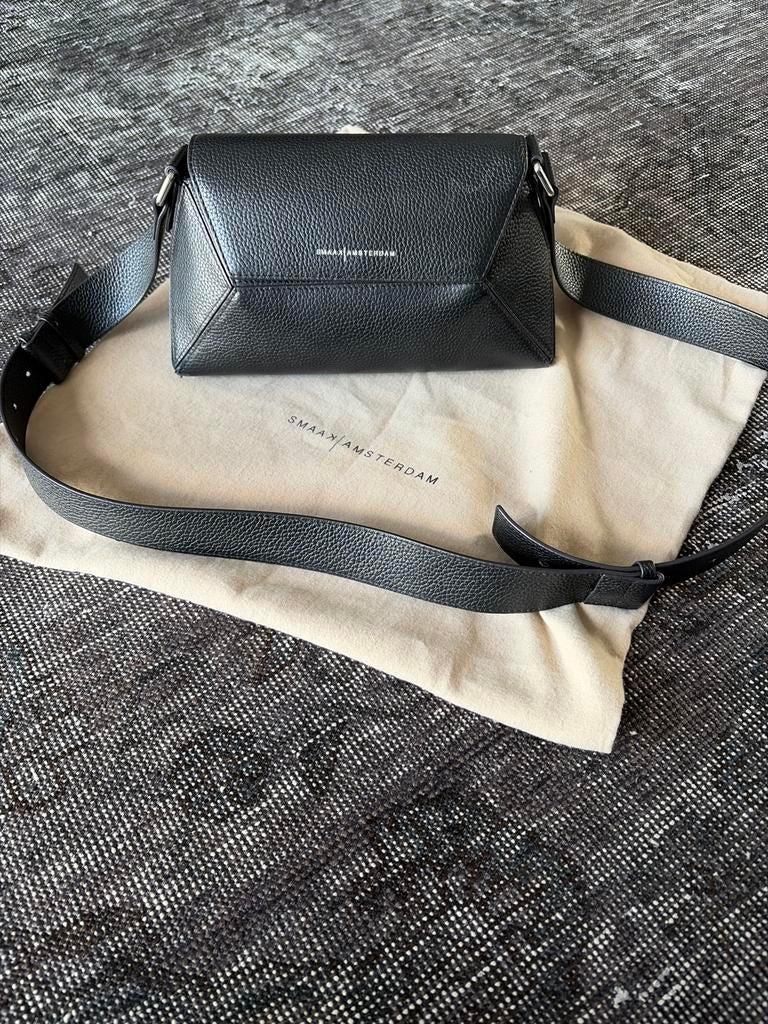 SMAAK Amsterdam Zwarte Leren Handtas met Magneetsluiting, Sieraden, Tassen en Uiterlijk, Tassen | Damestassen, Zo goed als nieuw