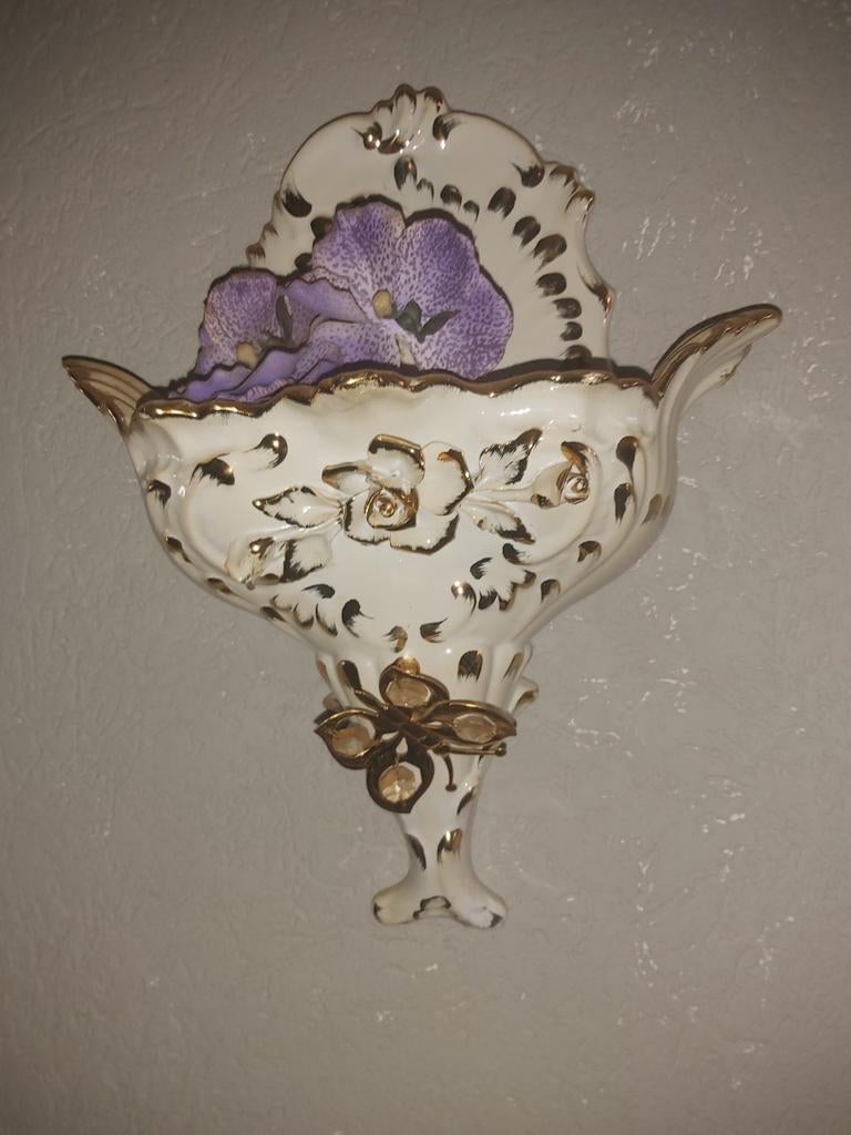 Antieke wandvaas met bloemmotief en goudkleurige accenten, Antiek en Kunst, Ophalen