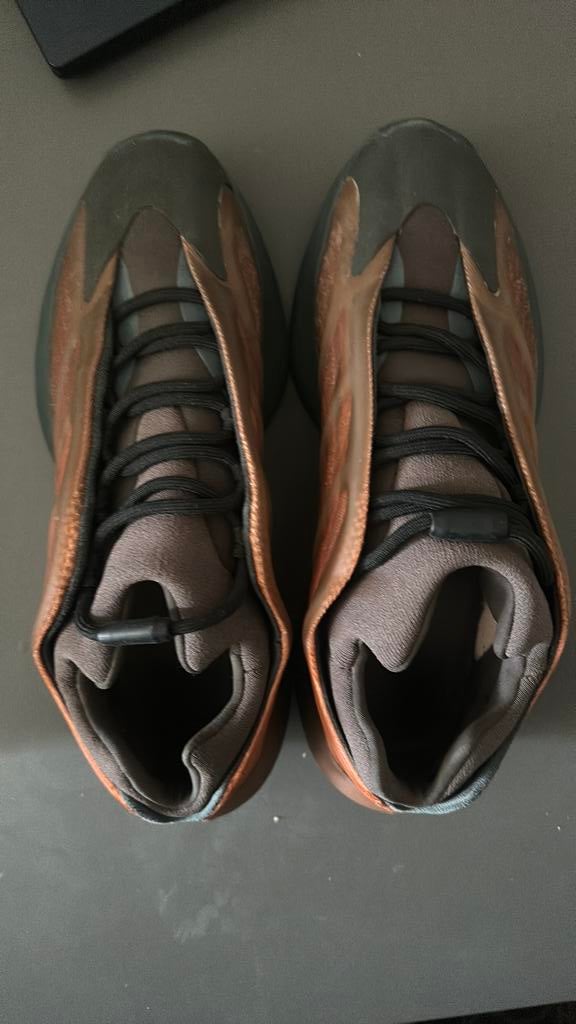 Yeezy 700 V3, Gebruikt, Jongen of Meisje, Schoenen, Ophalen of Verzenden