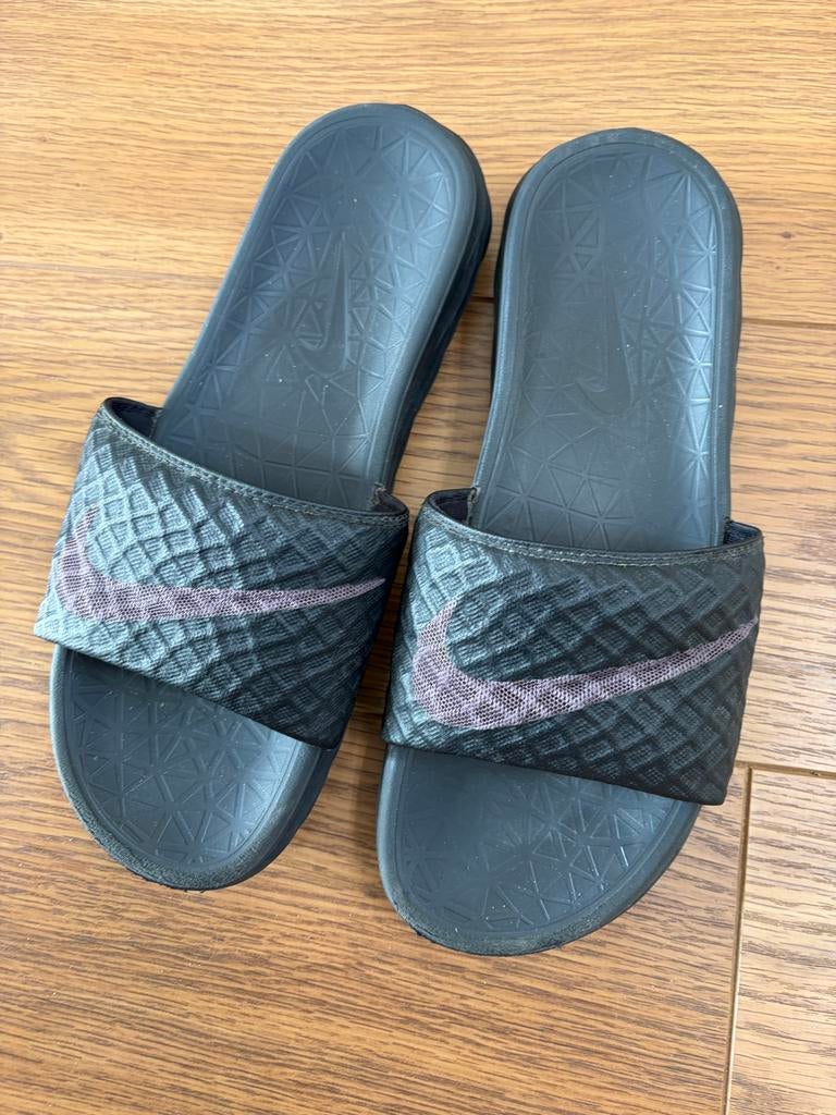 Nike slippers maat 41 - Zwart met paarse accenten, Ophalen of Verzenden, Gedragen, Zwart, Slippers