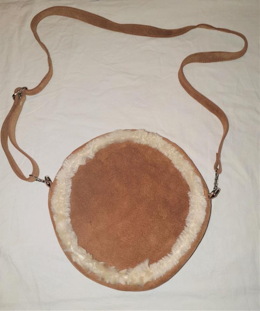 Mars & More rond schoudertasje in bruin suede diameter 23cm, Ophalen of Verzenden, Zo goed als nieuw, Bruin, Overige merken