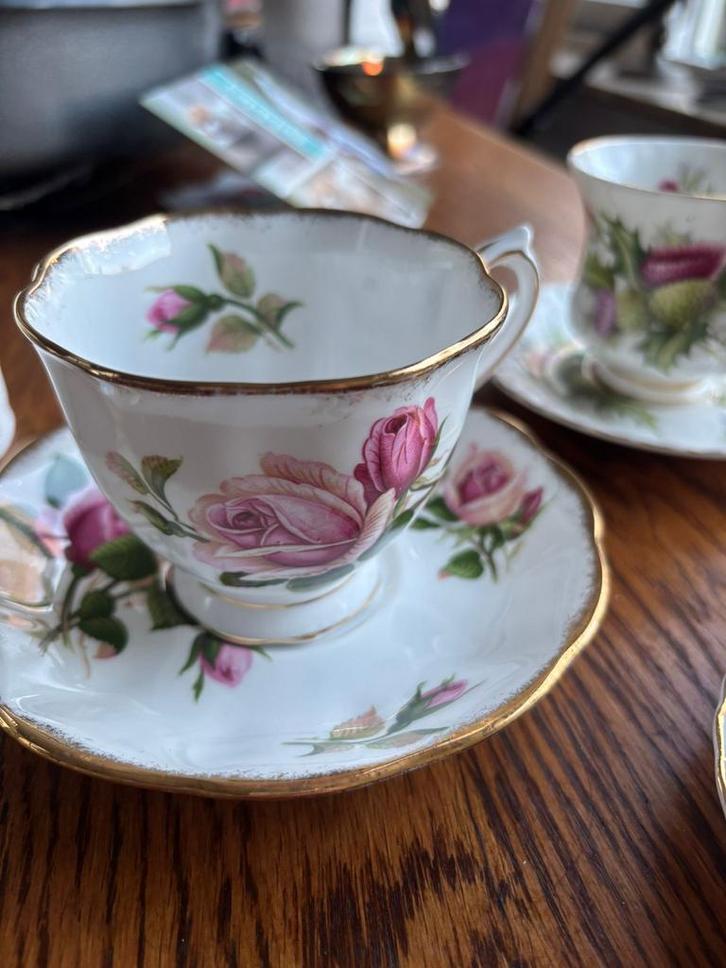 3 sets porseleinen kop en schotel met bloemmotief, Antiek en Kunst, Antiek | Porselein, Ophalen of Verzenden