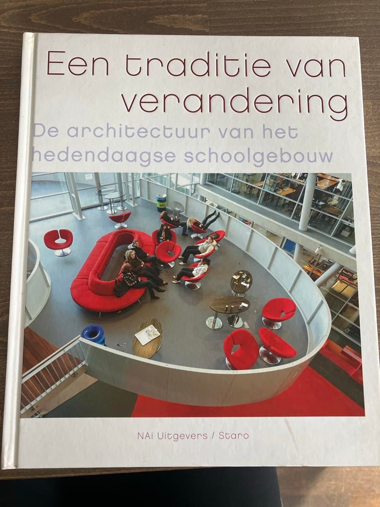 Een traditie van verandering: architectuur schoolgebouw, Ophalen of Verzenden, Gelezen, Architectuur algemeen